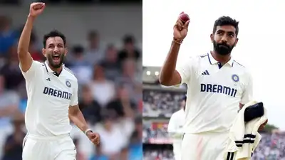 Prasidh Krishna discusses team strategy with Jasprit Bumrah