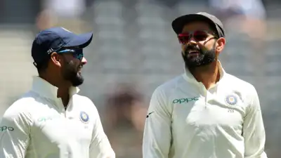 Rishabh Pant and Virat Kohli discuss strategy on the field