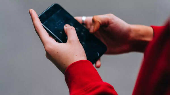 Using both thumbs on a phone displays energetic traits