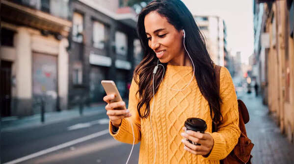One-handed phone grip reveals a carefree personality
