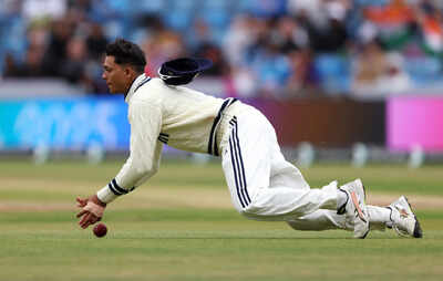 Yashasvi Jaiswal drops a catch during the Test match against England